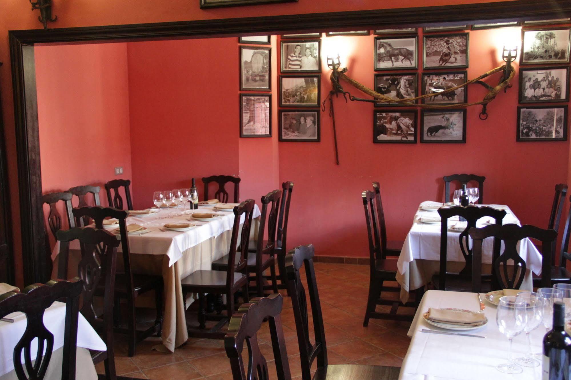 Hostal Pechi Huevar Del Aljarafe Bagian luar foto