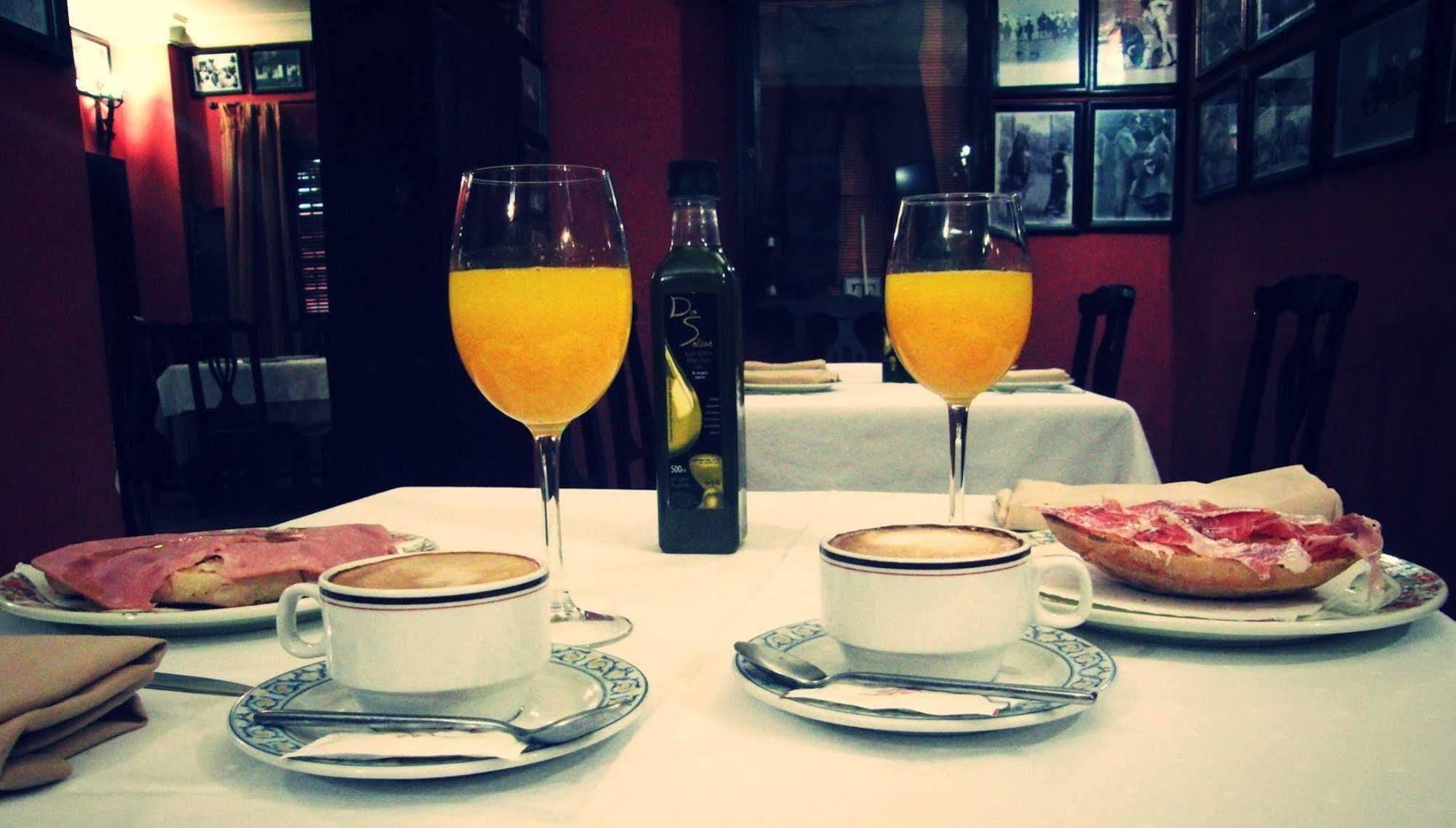 Hostal Pechi Huevar Del Aljarafe Bagian luar foto